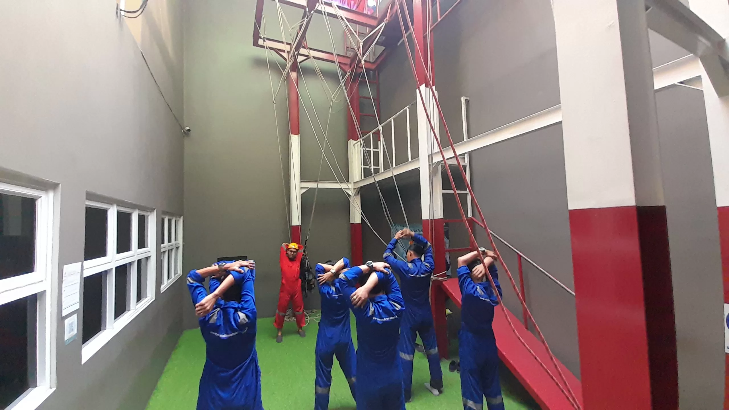 Kegiatan Pelatihan TKPK I 6,7,9 - 11 Oktober 2023 2 gambar pemanasan sebelum training