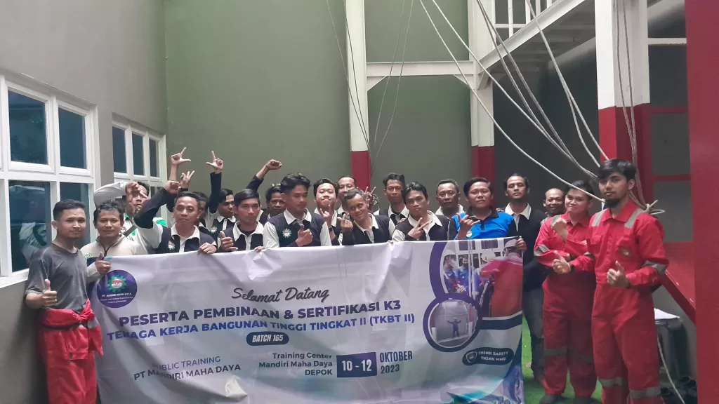 kegiatan Pelatihan TKBT II 10 - 12 Oktober 2023 4 gambar peserta berfoto bersama