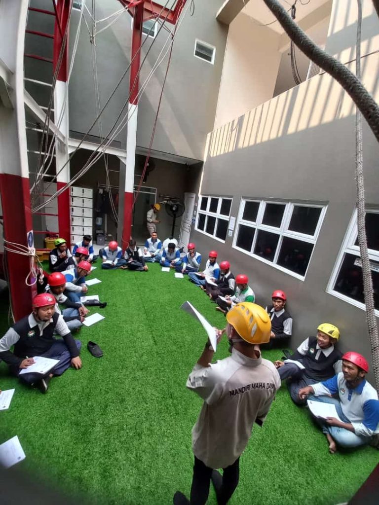 Trainer sedang memberikan materi ke peserta