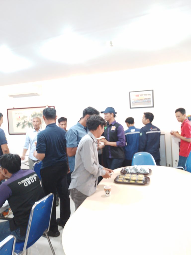 Kegiatan Pelatihan Elevator & Eskalator 30 Oktober - 04 November 2023 2 peserta sedang coffe break