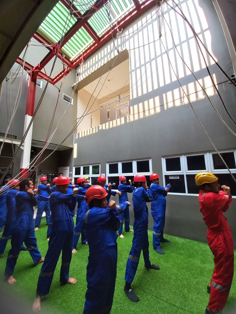 peserta pemanasan sebelum melakukan training