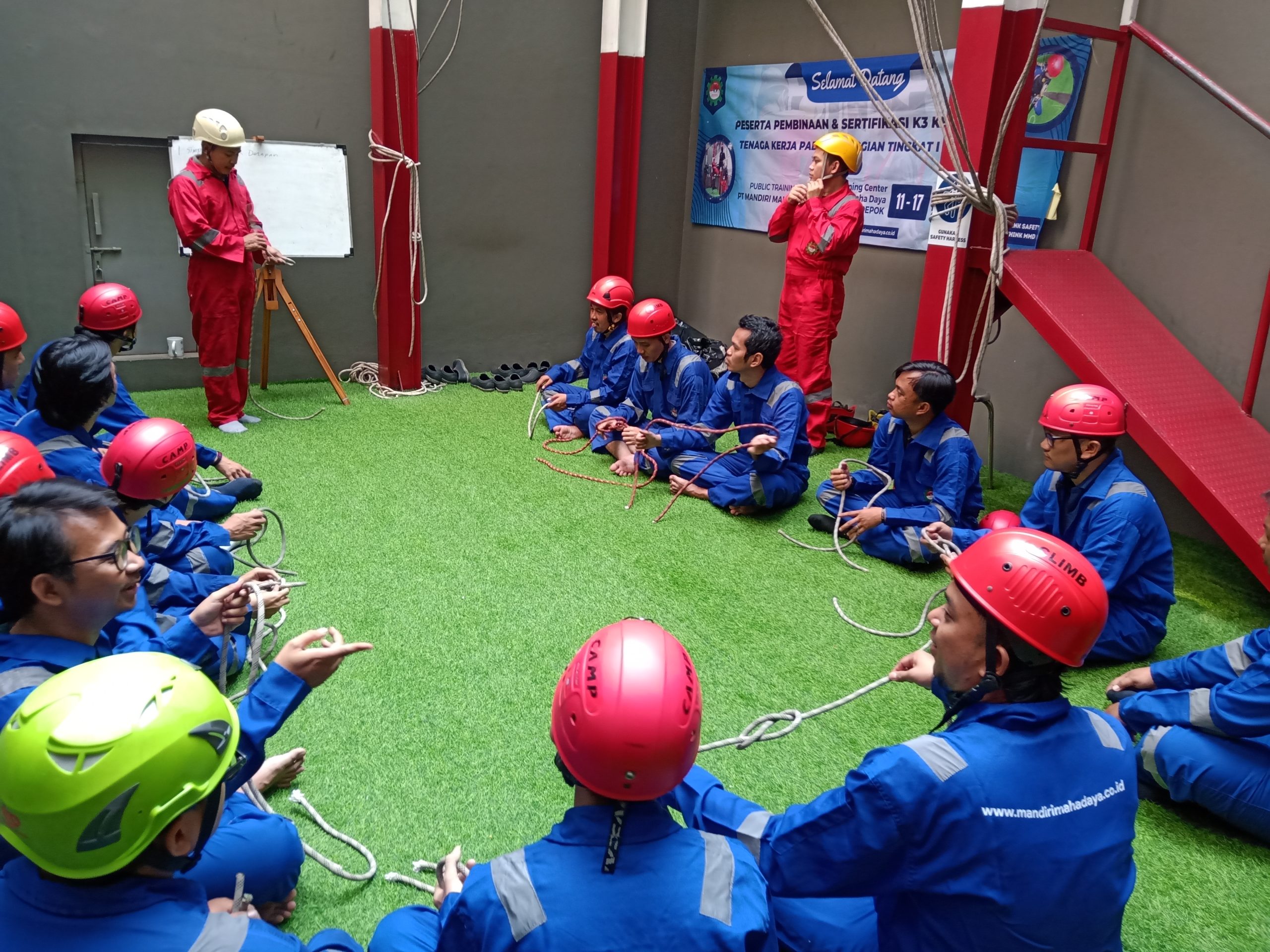 peserta diajarkan cara mengikat tali simpul