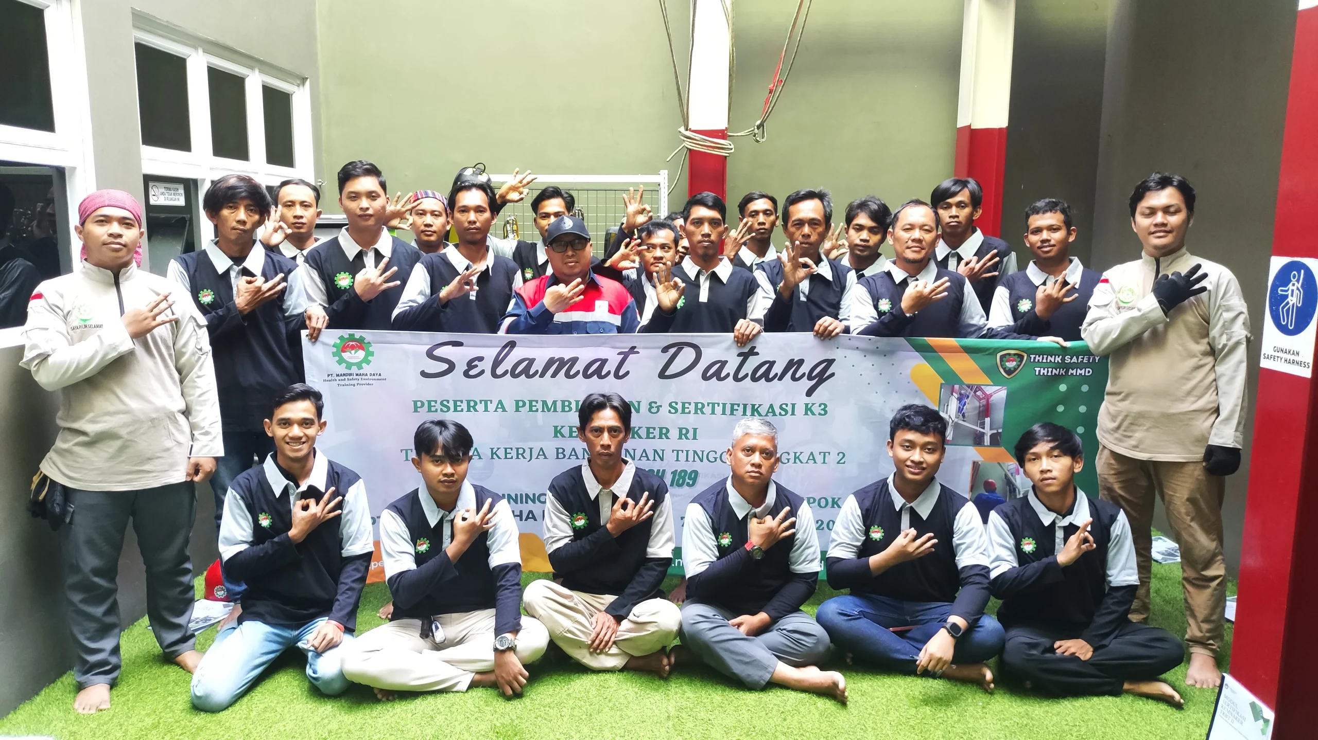 foto peserta training tkbt batch 189 melakukan foto bersama