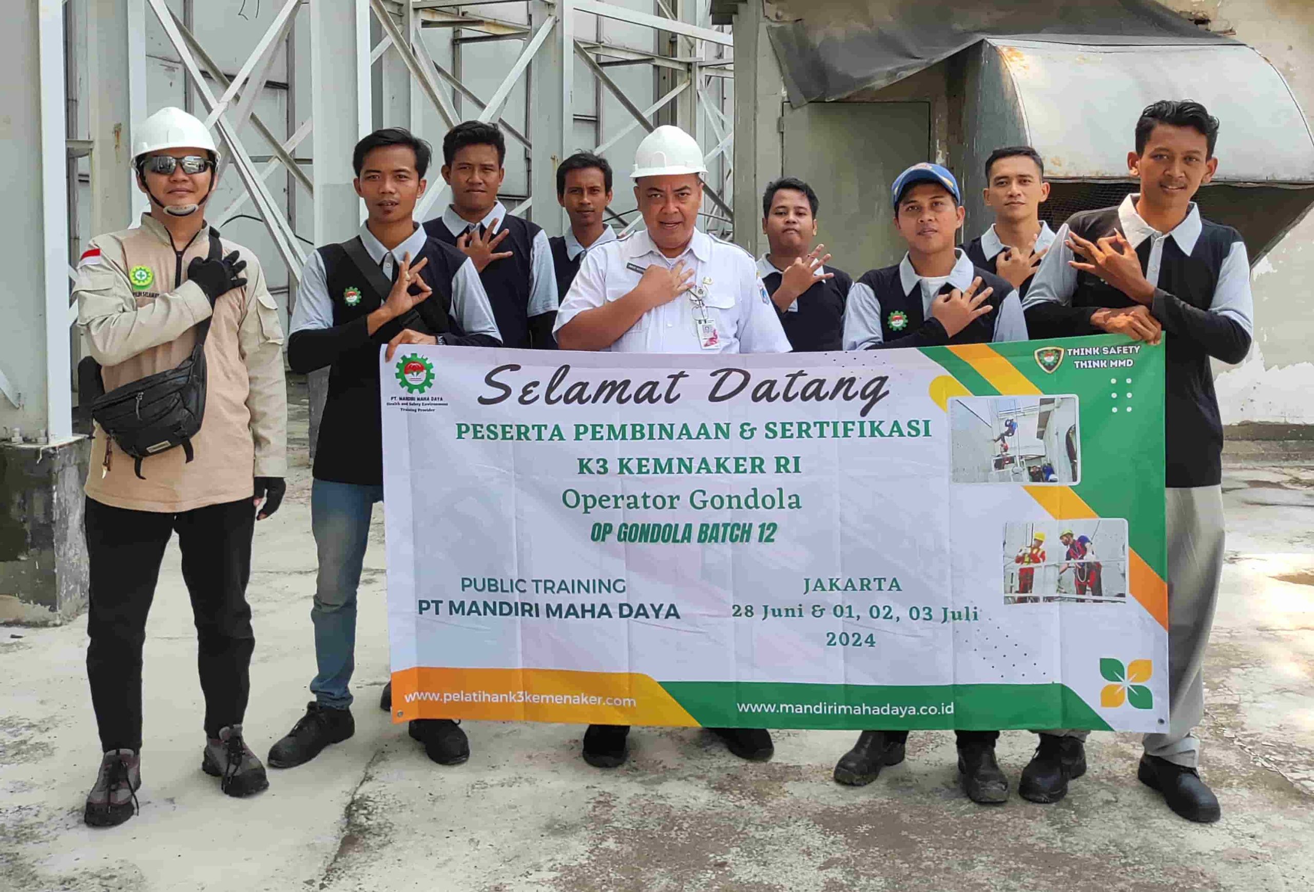 foto dokumentasi peserta gondola dengan instruktur