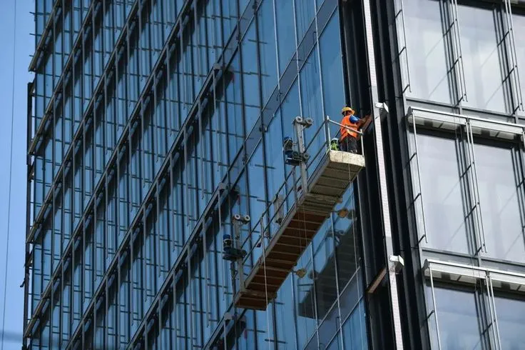Pengoperasian Gondola di Gedung Pencakar Langit
